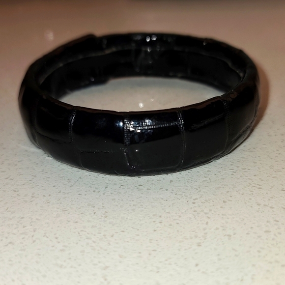 Embossed leather bracelet - Picture 2 of 7